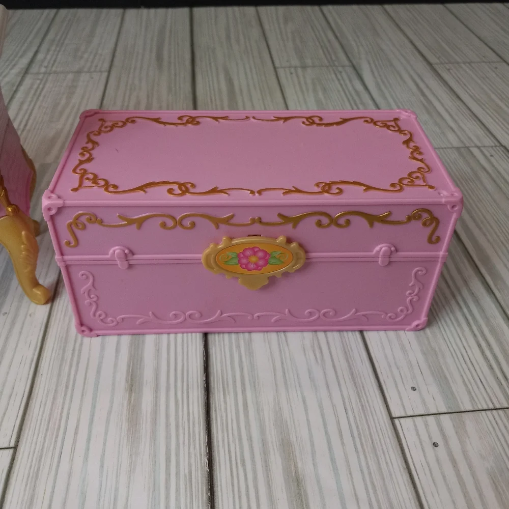 Barbie Island Princess Vanity Desk & Wardrobe Trunk
